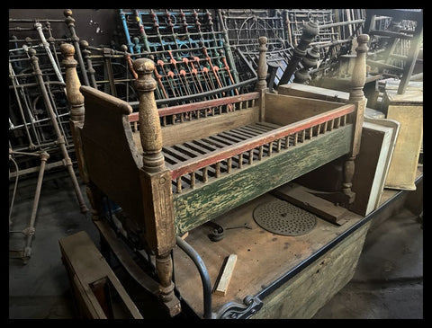 II.3420 CUNITA DE MADERA PINTADA