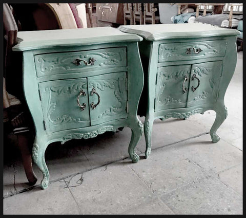 I.1970 PAR DE VELADORES PATINADOS