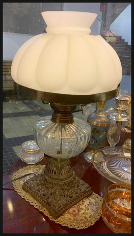 II.2467 LÁMPARA CON PANTALLA DE OPALINA