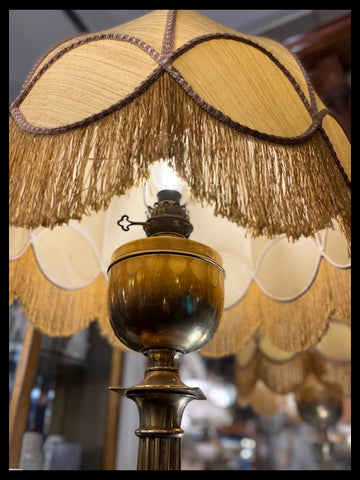 II.3618 LÁMPARA DE PIE CON PANTALLA AMARILLA