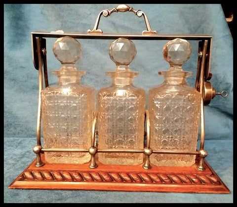 II.2477 TRÍO DE LICOREROS