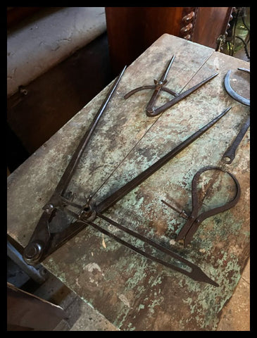 II.3654 COMPASES DE FIERRO