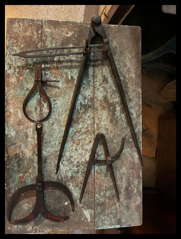 II.3654 COMPASES DE FIERRO