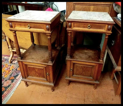 I.1950 PAREJA DE VELADORES ALTOS NOGAL