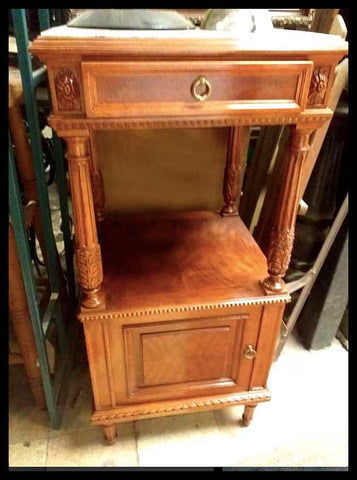 I.1950 PAREJA DE VELADORES ALTOS NOGAL