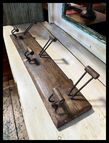 II.3656 PERCHERO DE MADERA