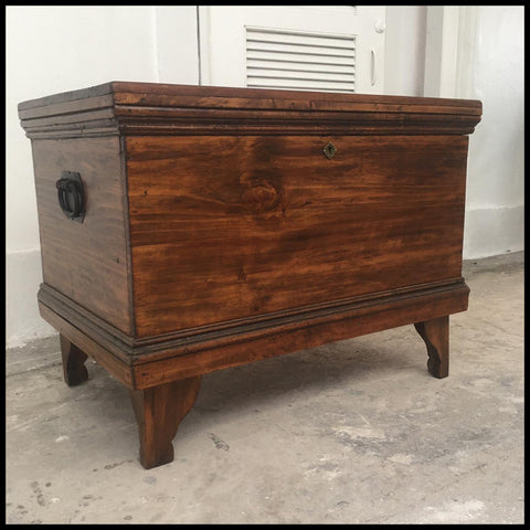 II.2486 BAÚL GRANDE CON PATAS