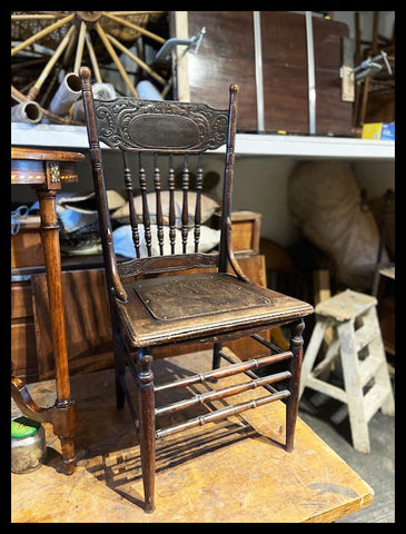 I.4194 SILLA DE MADERA TALLADA