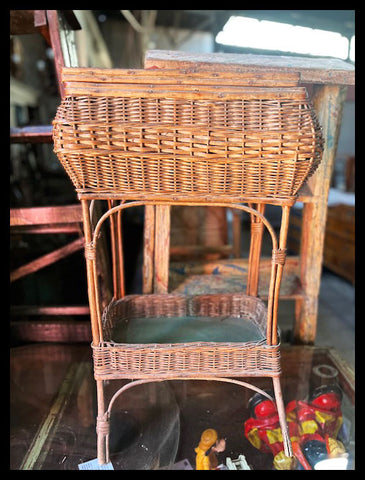 II.3674 COSTURERO DE MIMBRE