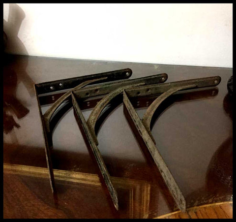 II.2501	TRÍO DE ESQUINEROS DE FIERRO