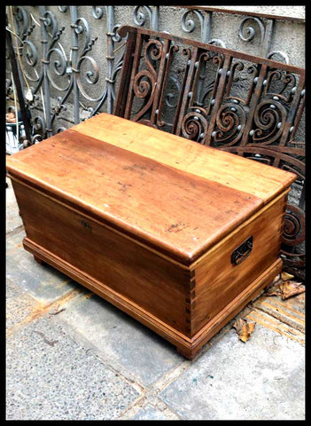 II.2509	BAÚL DE LAUREL