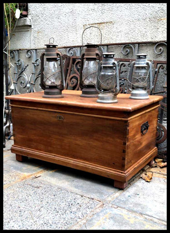 II.2509	BAÚL DE LAUREL