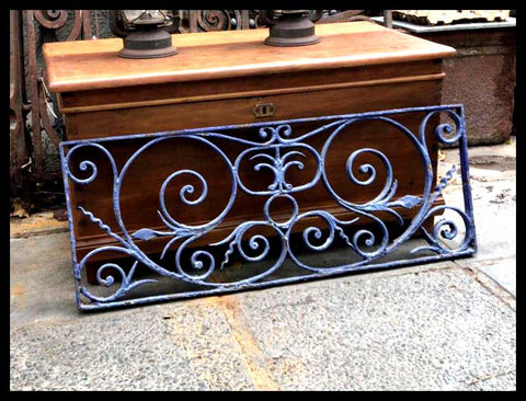 II.2510	REJA AZUL DE MURO