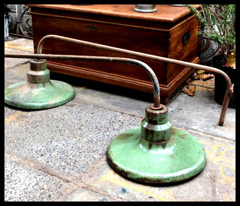 II.2512	PAR DE LÁMPARAS ENLOZADAS VERDES