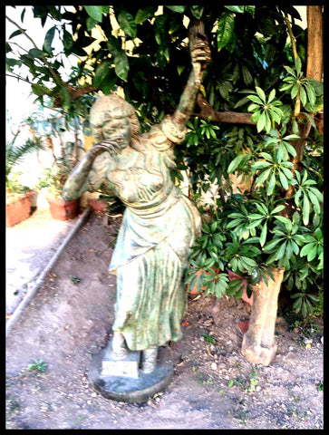 II.2515	ESCULTURA DE BRONCE MUJER CON ANTORCHA