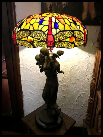 II.2520	LÁMPARA TIPO VITRAL CON BASE DE BRONCE