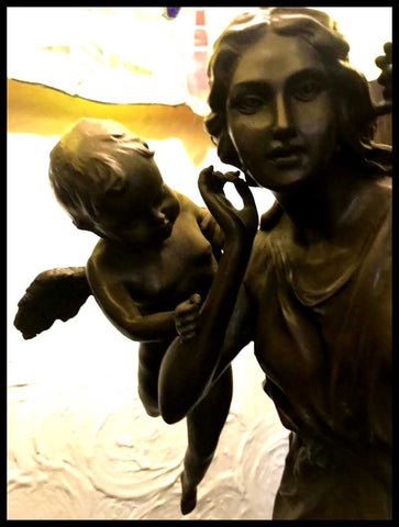 II.2520	LÁMPARA TIPO VITRAL CON BASE DE BRONCE