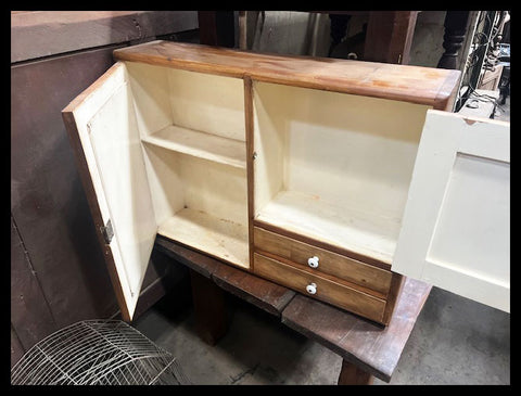 II.3689 BOTIQUÍN DE MADERA