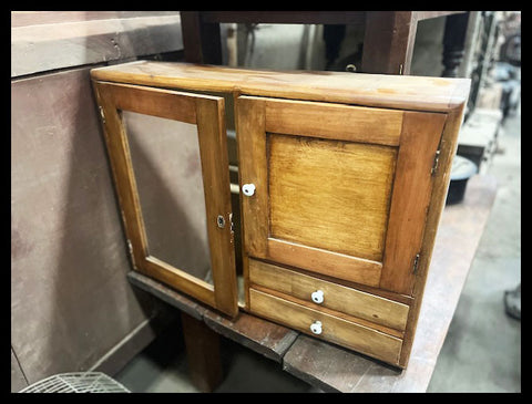 II.3689 BOTIQUÍN DE MADERA