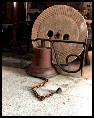 II.2524	CAMPANA DE FIERRO FUNDIDO CON GANCHO PARA COLGAR A MURO