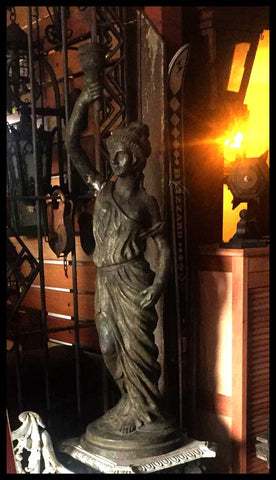 II.2529	 FIGURA MUJER CON ANTORCHA