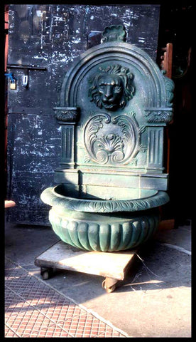 II.2531	FUENTE DE AGUA CON LEÓN DE FIERRO