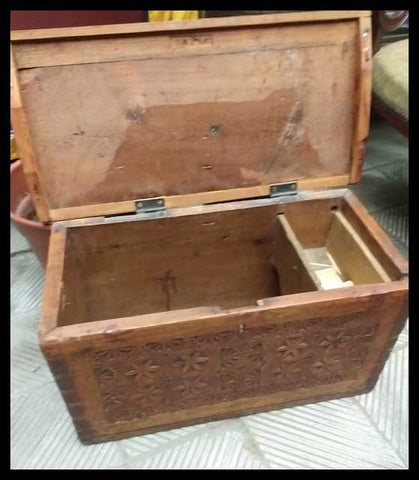 II.2535	BAÚL TALLADO DE NOGAL