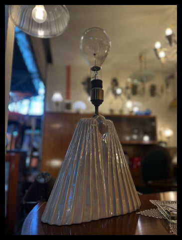 I.3949 LÁMPARA DE MESA BASE BLANCA