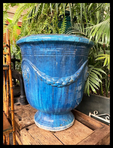 II.3673 PAR DE JARDINERAS AZULES