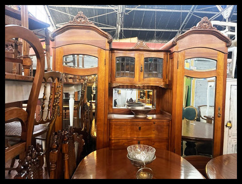 I.4264 MUEBLE ROPERO DE TRES CUERPOS