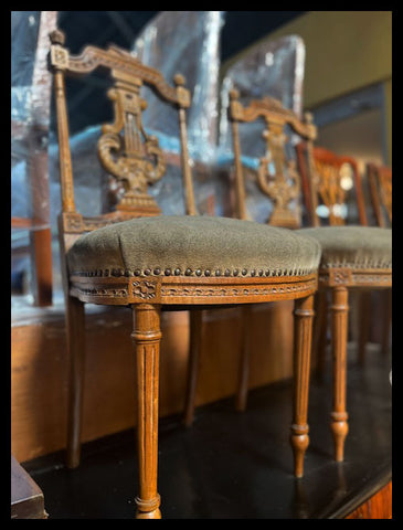 I.3951 PAR DE SILLAS TALLADAS