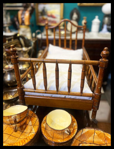 II.3683 CUNITA DE HAYA PARA MUÑECAS