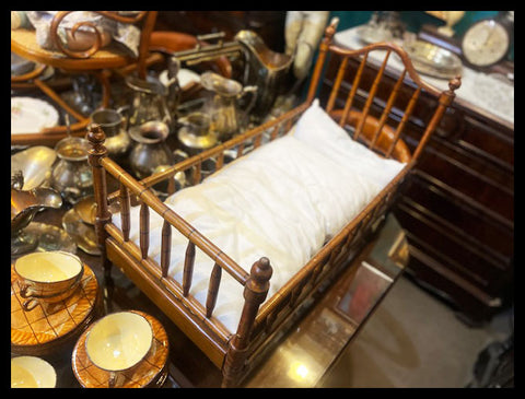 II.3683 CUNITA DE HAYA PARA MUÑECAS