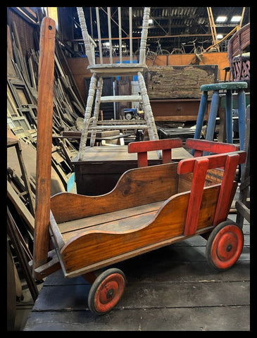 II.3427 CARRO DE MADERA RUEDAS ROJAS