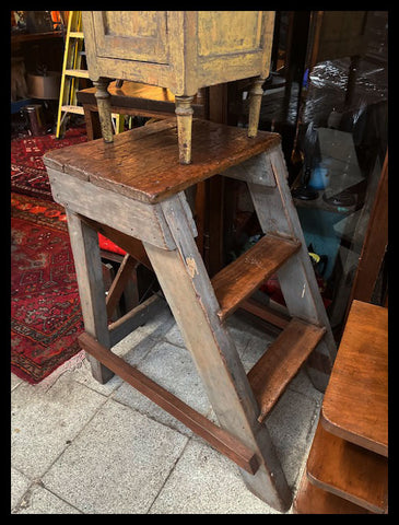 I.3952 ESCALERA DE MADERA