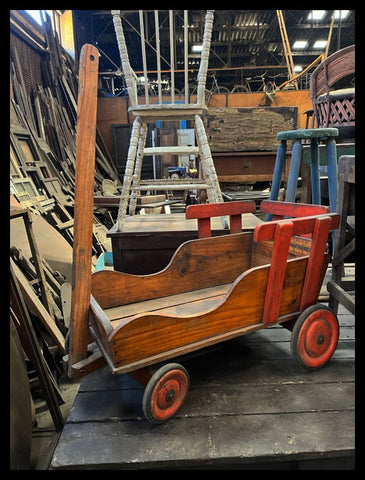 II.3427 CARRO DE MADERA RUEDAS ROJAS