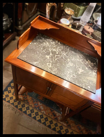 I.4275 MUEBLE VELADOR CON MÁRMOL