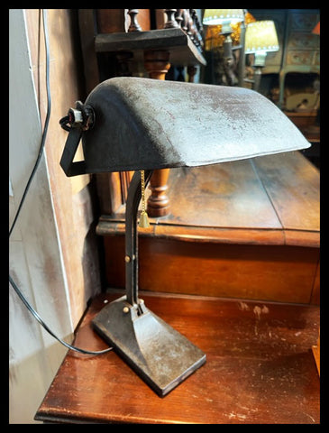 II.3687 LÁMPARA DE ACERO DE MESA