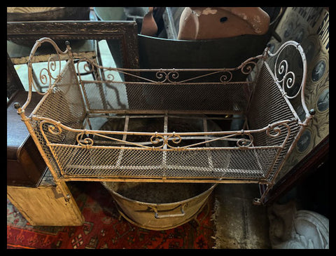 I.3954 CUNA DE FIERRO PARA MUÑECAS