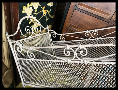 II.3688 ANTIGUA CUNA DE MUÑECAS DE FIERRO