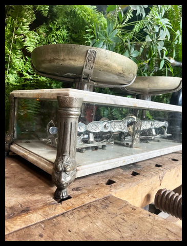 II.3691 BALANZA DE MÁRMOL Y BRONCE