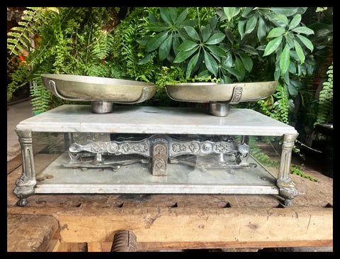 II.3691 BALANZA DE MÁRMOL Y BRONCE