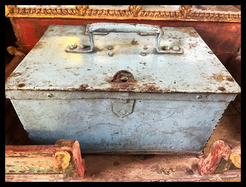 II.3704 CAJA DE FIERRO CELESTE