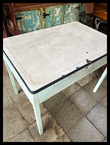 I.4308 ESCRITORIO DE LATÓN