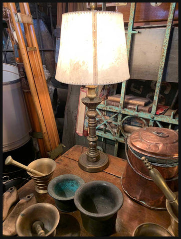 II.2194 LÁMPARA DE BRONCE Y CUERO