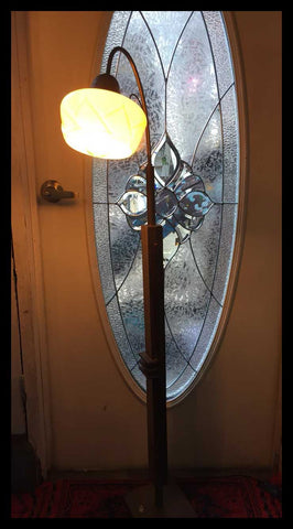 II.2622	LÁMPARA DE PIE OPALINA