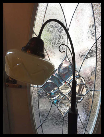 II.2622	LÁMPARA DE PIE OPALINA