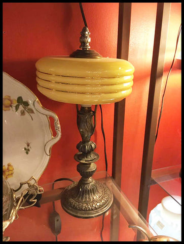 II.2641	LÁMPARA PANTALLA DE OPALINA AMARILLA