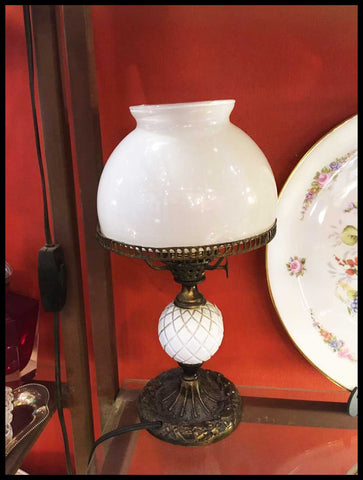 II.2642	LÁMPARA ESTANQUE Y PANTALLA BLANCA