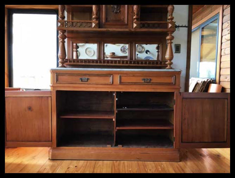 I.2043 GRAN APARADOR CON MÁRMOL